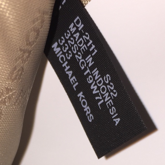 Michael Kors Olive Leather Phone Wristlet - Picture 11 of 13